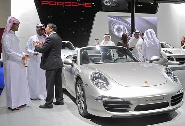 Der Porsche 911, hier der Carrera S auf der Motorshow in Qatar, gefällt nicht nur den Scheichs ... Foto: UnitedPictures/Auto-Reporter.NET